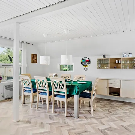 Σπίτι διακοπών Three-bedroom With Sea View 04 *