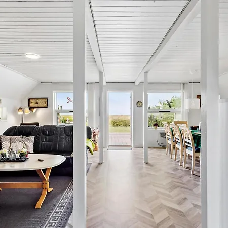 Σπίτι διακοπών Three-bedroom With Sea View 04 *