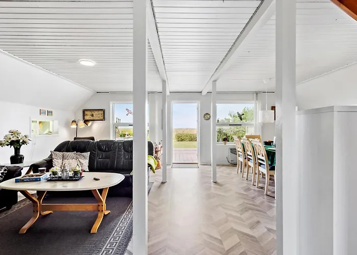 Dom wakacyjny Three-bedroom With Sea View 04 *