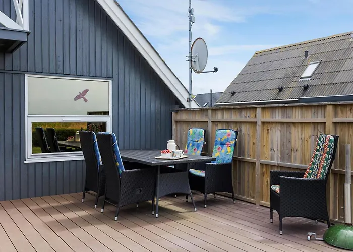 Three-bedroom With Sea View 04 *